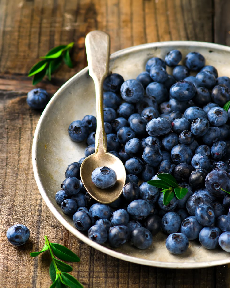 fresh blueberry in to the vintage metall plate