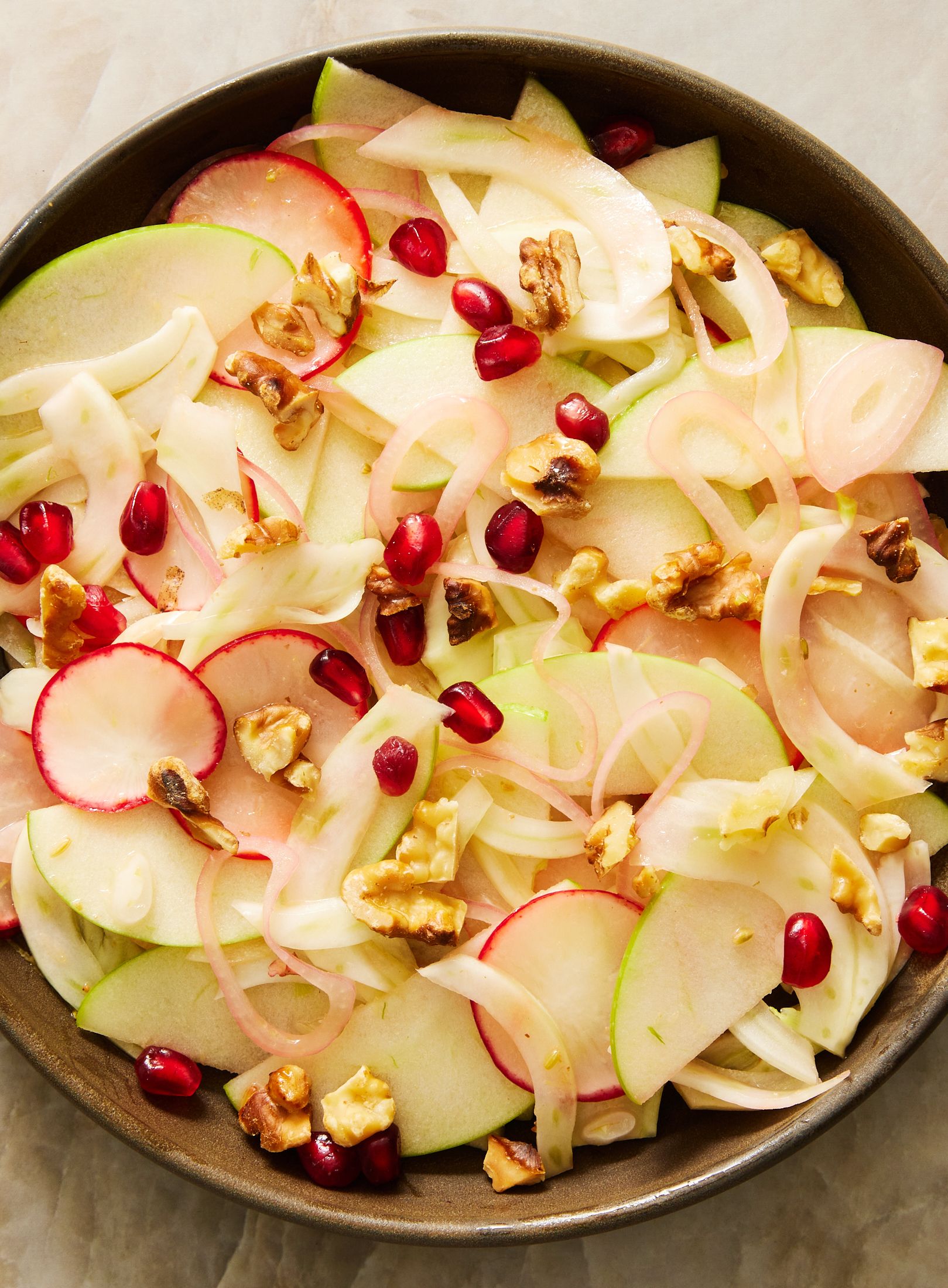 https://hips.hearstapps.com/hmg-prod/images/fresh-fennel-salad-with-apples-and-radishes4-1670433795.jpg