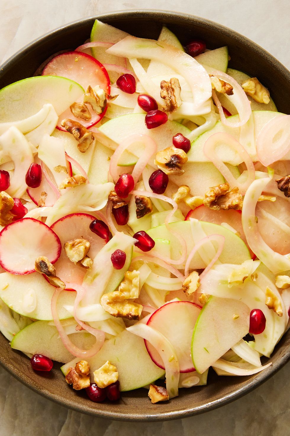 https://hips.hearstapps.com/hmg-prod/images/fresh-fennel-salad-with-apples-and-radishes4-1670433795.jpg?crop=0.9059089973234508xw:1xh;center,top&resize=980:*