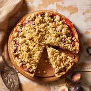 fresh fig tart with pistachio crumble