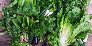 本記事では、積極的に取り入れたい「緑黄色野菜」と栄養価をそれぞれご紹介します。プラントベースやヴィーガンなどの食事法なども広まり、ますます野菜の注目度が上がっている近年。お家時間が増えたことで、料理をすることも増え、日々野菜をもっと食べようと心掛けている人も多いはず。