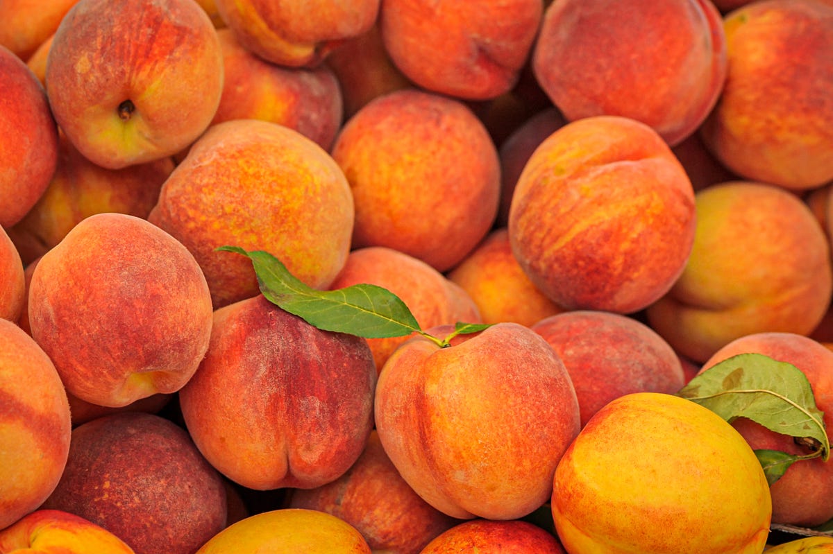 https://hips.hearstapps.com/hmg-prod/images/fresh-peaches-on-display-at-the-mercato-di-rialto-royalty-free-image-1689704902.jpg?crop=0.66554xw:1xh;center,top&resize=1200:*