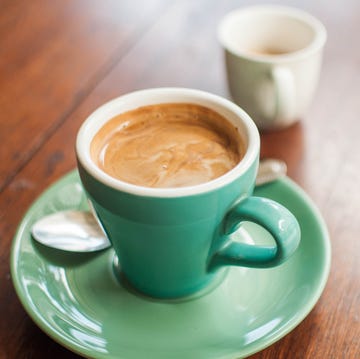 自宅でエスプレッソを作る方法をご紹介。コーヒー豆の旨味が濃縮された深い味わいと豊かな風味が特徴的な、イタリア発祥の「エスプレッソ」。エスプレッソメーカーを使った抽出方法から、専用のマシン以外を使ってエスプレッソ風のコーヒーを淹れるコツを、機種別にお届けします！