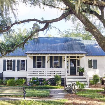 white south carolina cottage with dark green shutters