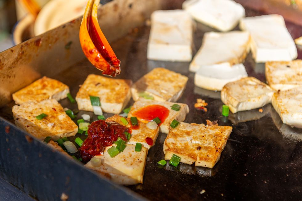 fried stinky tofu with dipping sauce