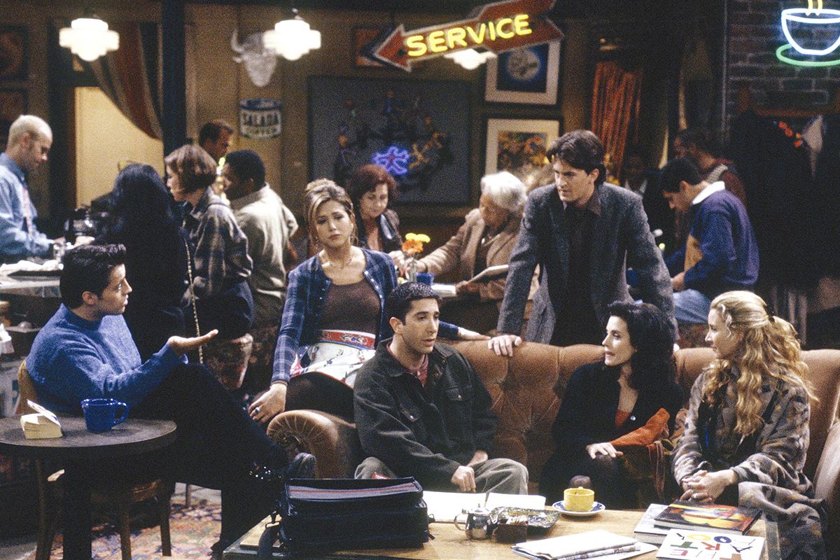 La serie de Friends impulsó grandes tendencias en los 90s, mismas que  seguimos utilizando. Por ello te presentamos algunos looks que puedes…