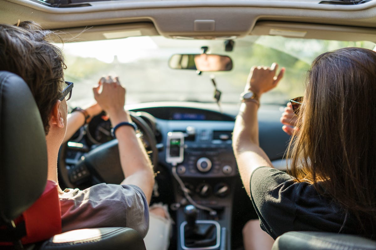 ¿Por qué los jóvenes no saben conducir sin música? Esto dice la ciencia