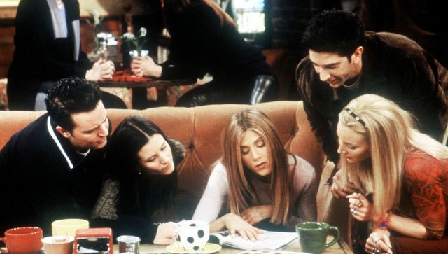Ross, Rachel, Phoebe, Monica, Chandler en Joey in Friends. Komt er een geheim nieuw project?