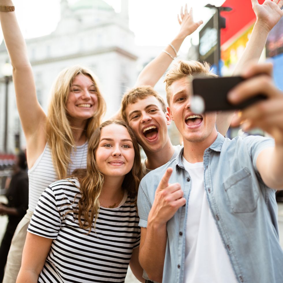 friends take a selfie in piccadilly circus