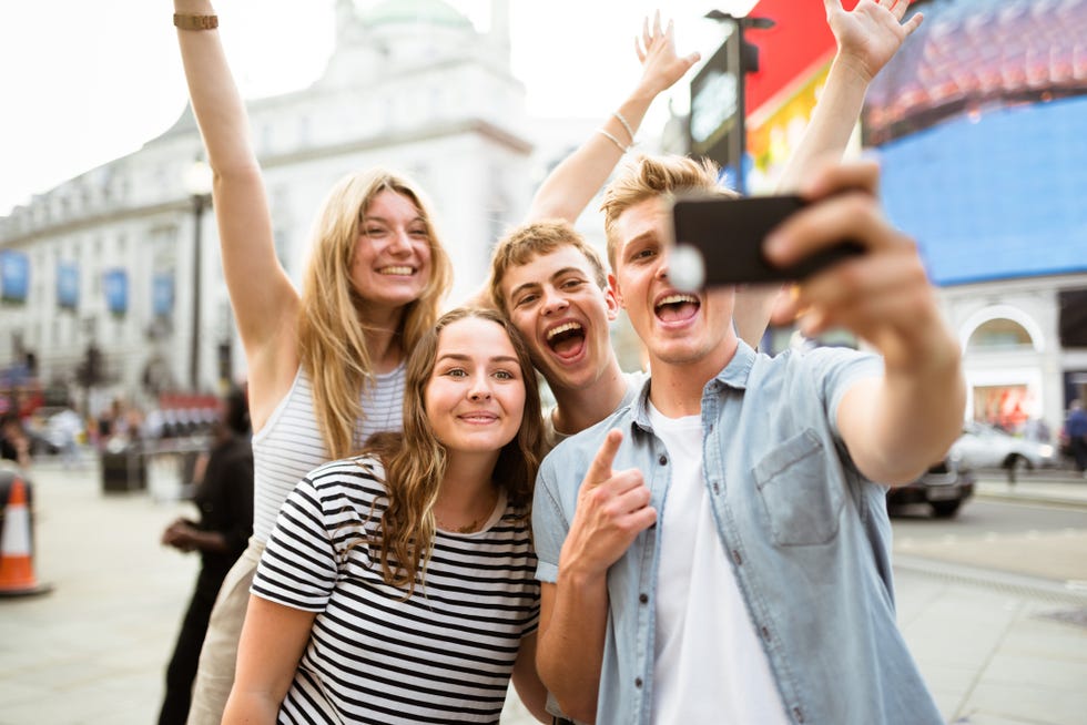 friends take a selfie in piccadilly circus