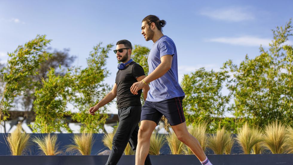 ragazzi che camminano al parco