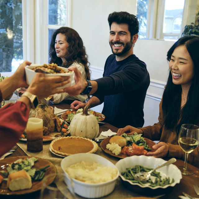 https://hips.hearstapps.com/hmg-prod/images/friendsgiving-ideas-table-with-food-64ece95a31754.jpg?crop=0.751xw:1.00xh;0.184xw,0&resize=640:*