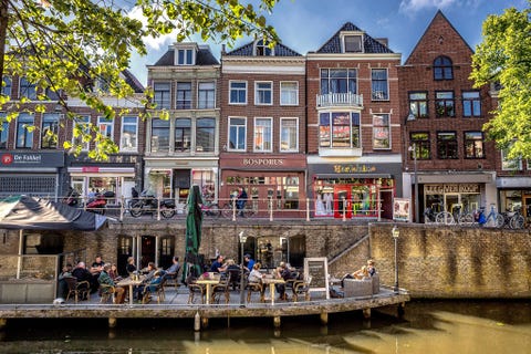 Aan een voormalige grachtenkade in Leeuwarden liggen restaurants en winkels