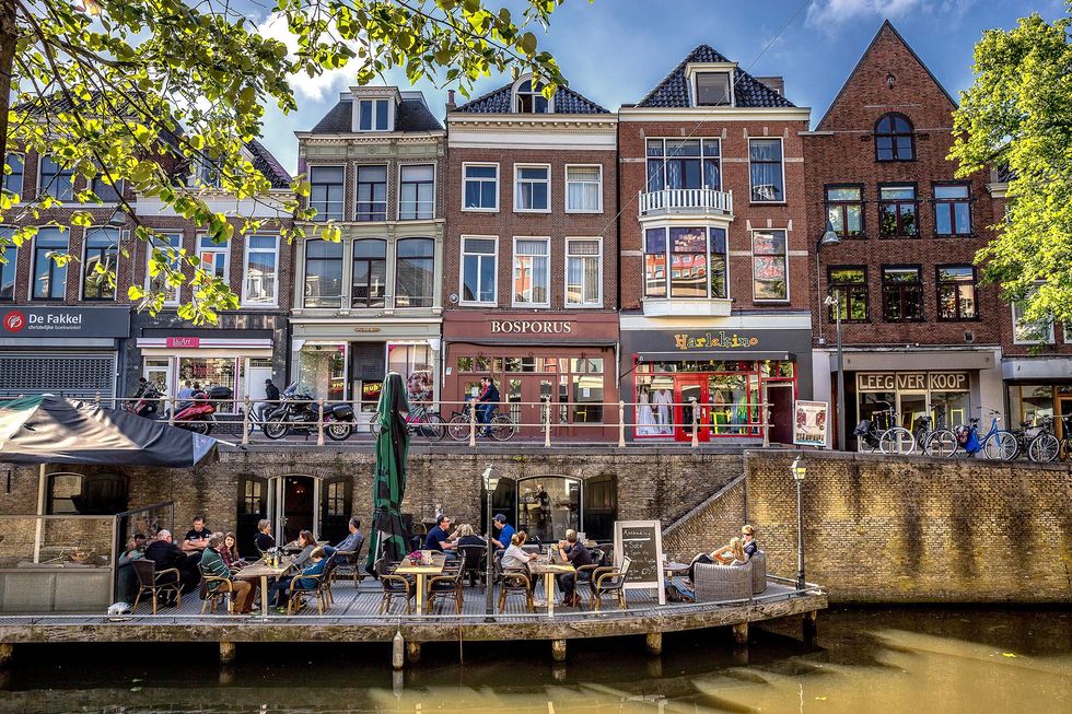 Aan een voormalige grachtenkade in Leeuwarden liggen restaurants en winkels