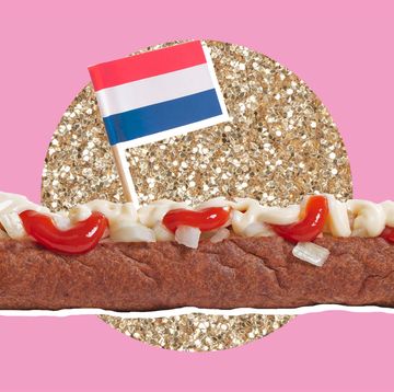 een frikandel met een nederlandse vlag