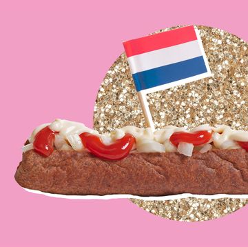 een frikandel met een nederlandse vlag