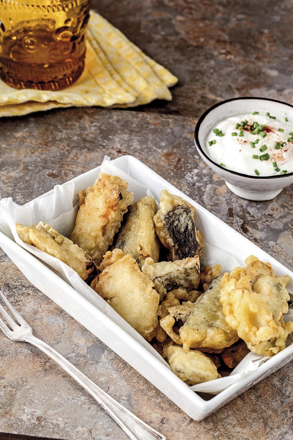 fritura de corvina marinada con salsa de yogur