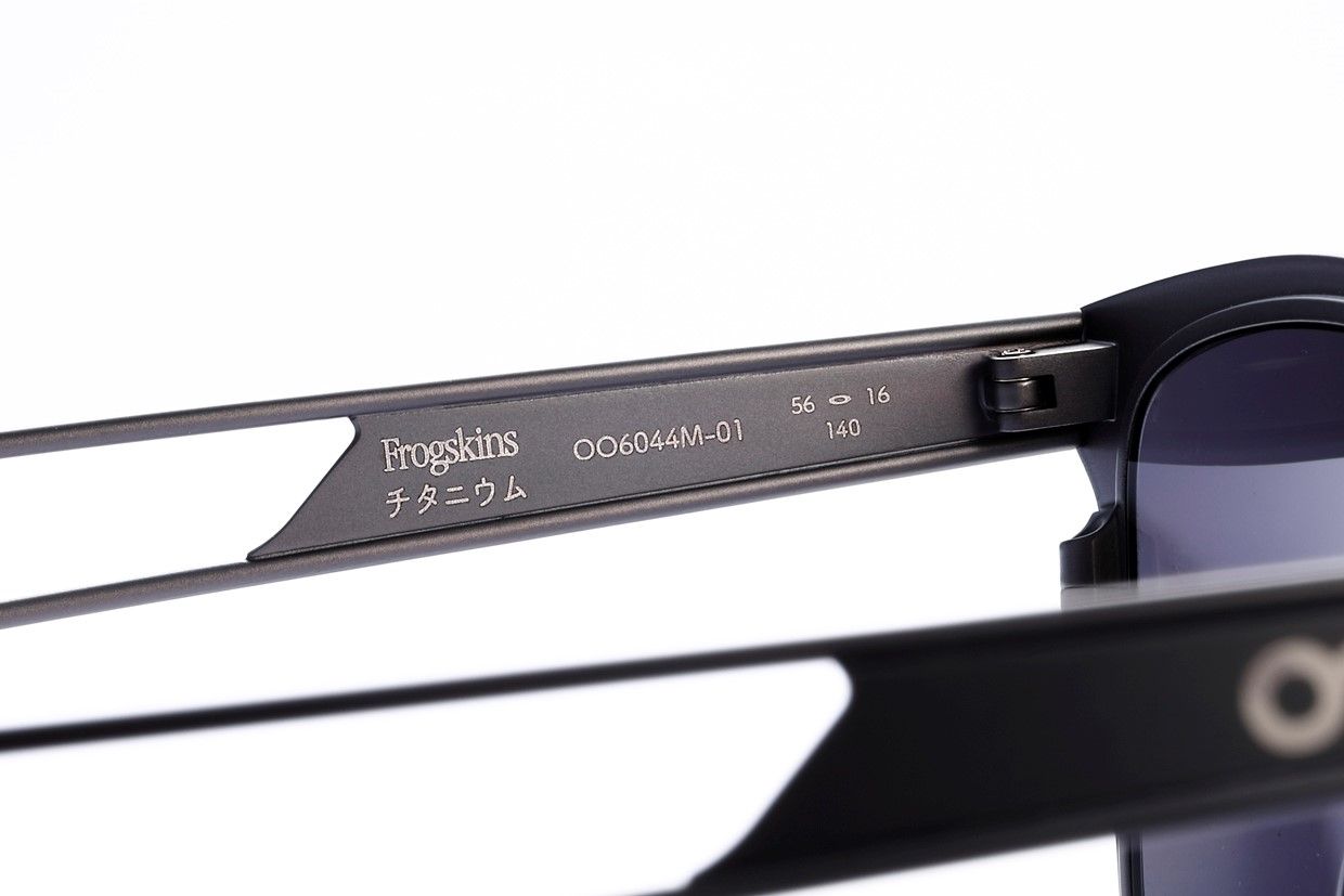 オークリー、名作「フロッグスキン」のチタン製モデルを世界限定
