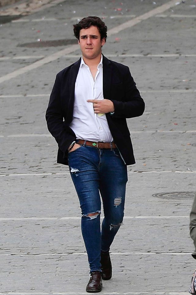 froilan paseando al aire libre con vaqueros rotos y un mano en el bolsillo