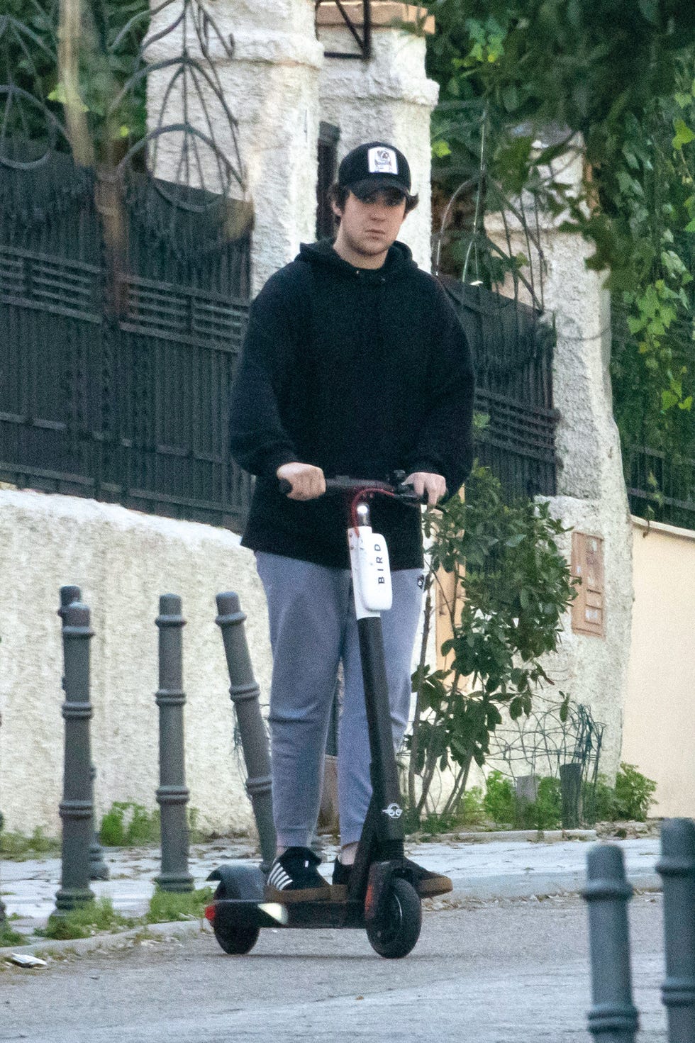 froilán en patinete