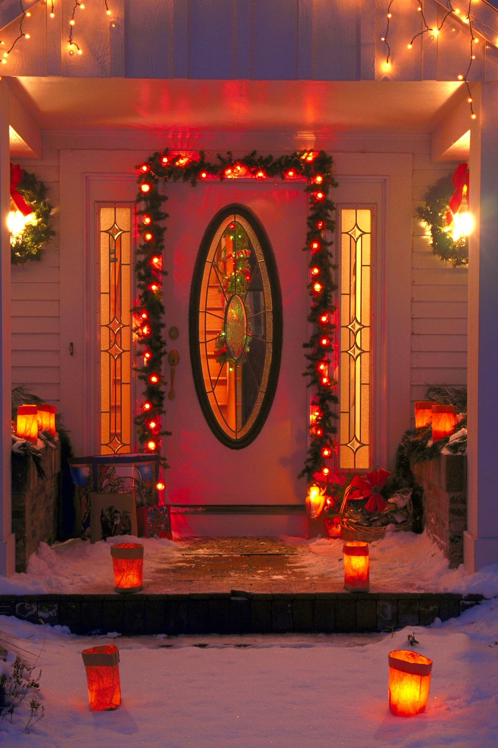https://hips.hearstapps.com/hmg-prod/images/front-door-holiday-lights-royalty-free-image-1692033825.jpg?crop=1xw:0.99296xh;center,top&resize=980:*