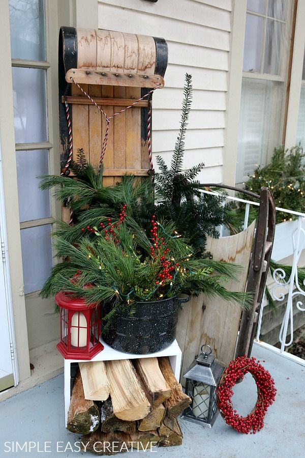 https://hips.hearstapps.com/hmg-prod/images/front-porch-christmas-decorating-2-1636020238.jpg?crop=1xw:1xh;center,top&resize=980:*