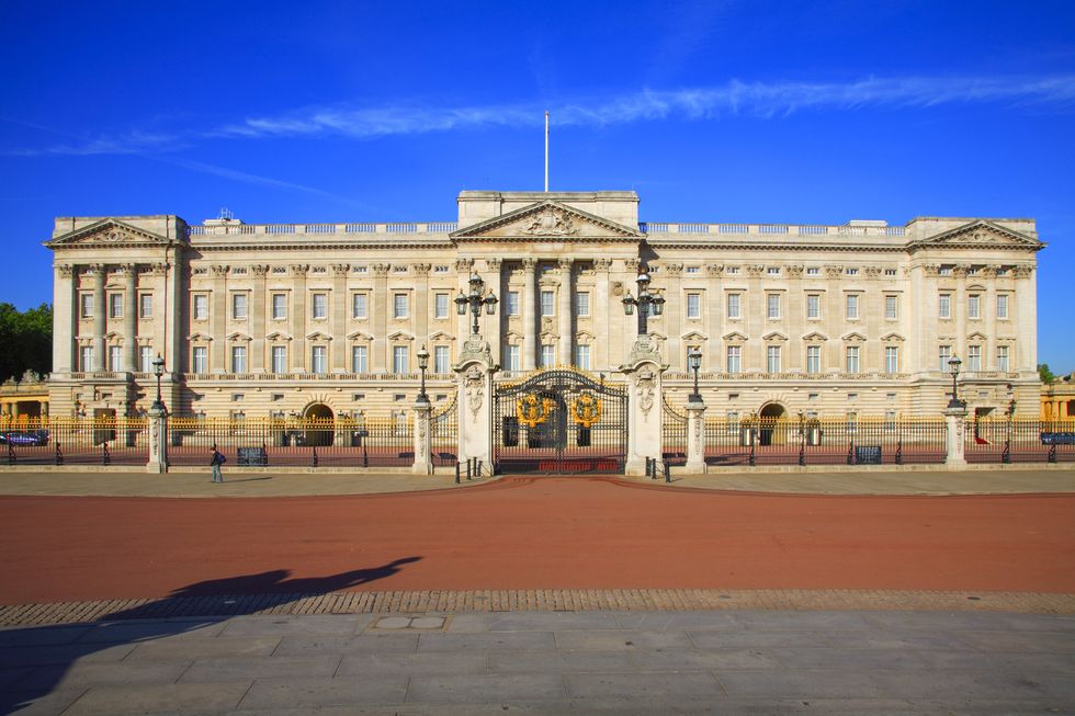 frontal view on buckingham palace...
