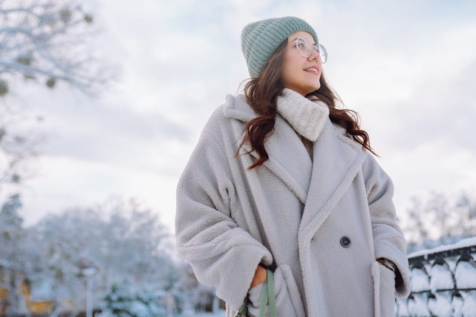 chica con abrigo de invierno
