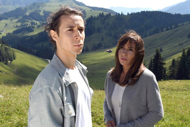 Katja Baumann (Simone Thomalla) y Freddie Löffler (Jascha Baumm) en la películas 'Quiéreme cuando puedas', de la serie Frühling