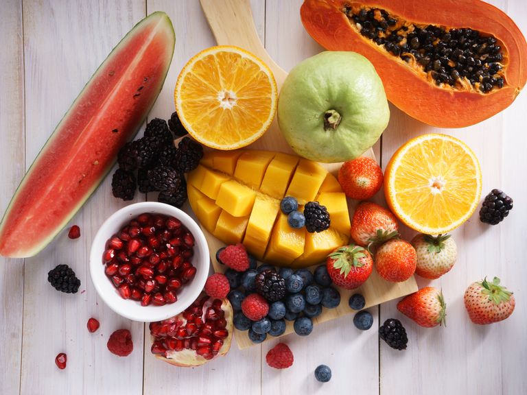 bodegón de frutas de verano y antioxidantes