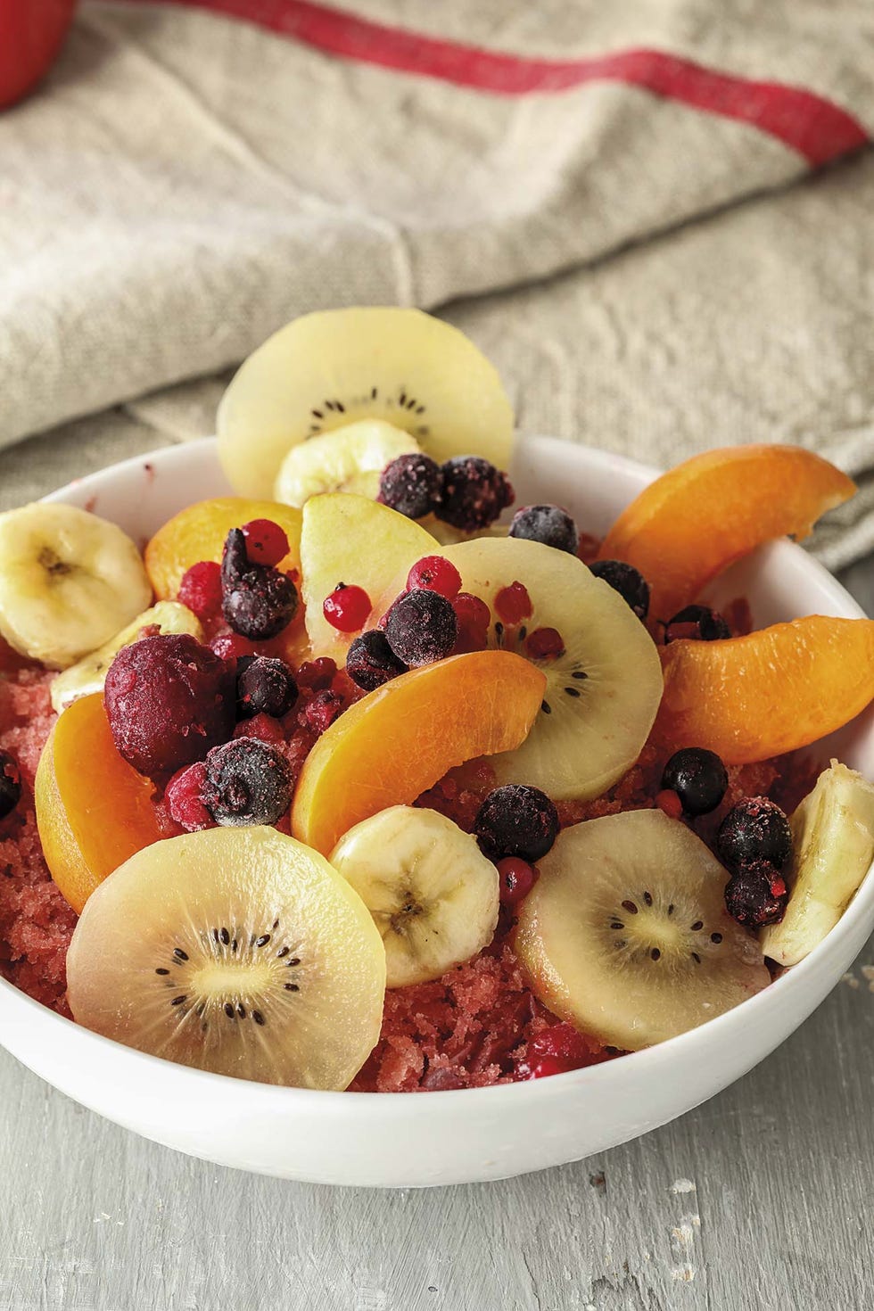 Frutas y granizado rojo