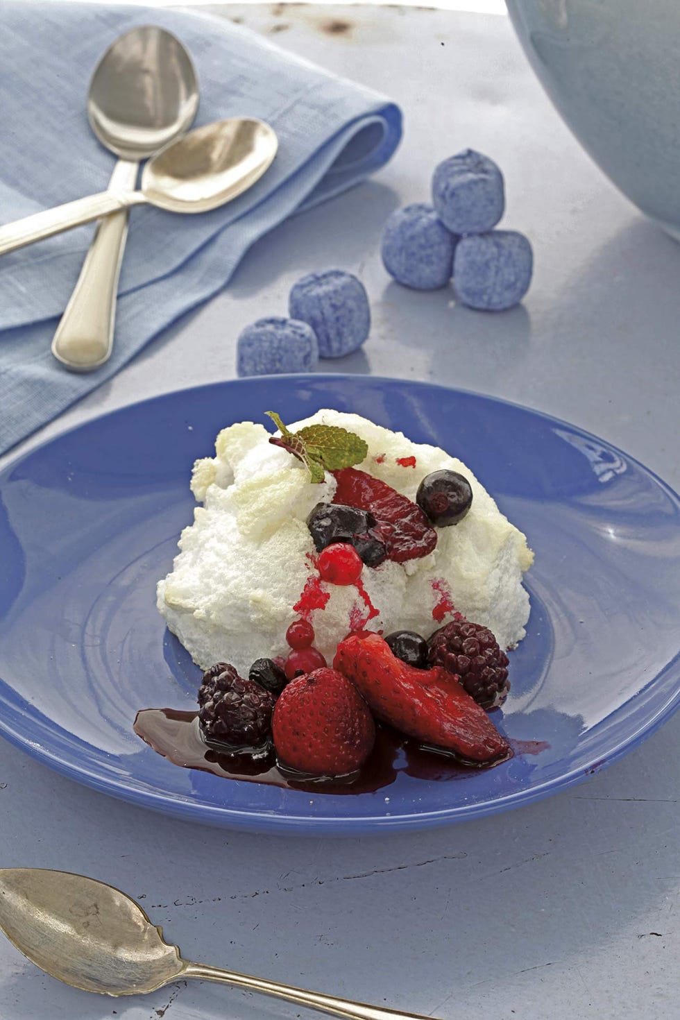 frutos rojos con merengue