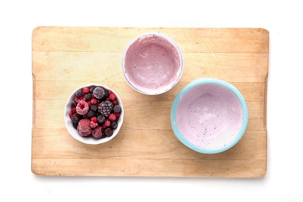 tres recipientes con helado de arándanos y frutos rojos