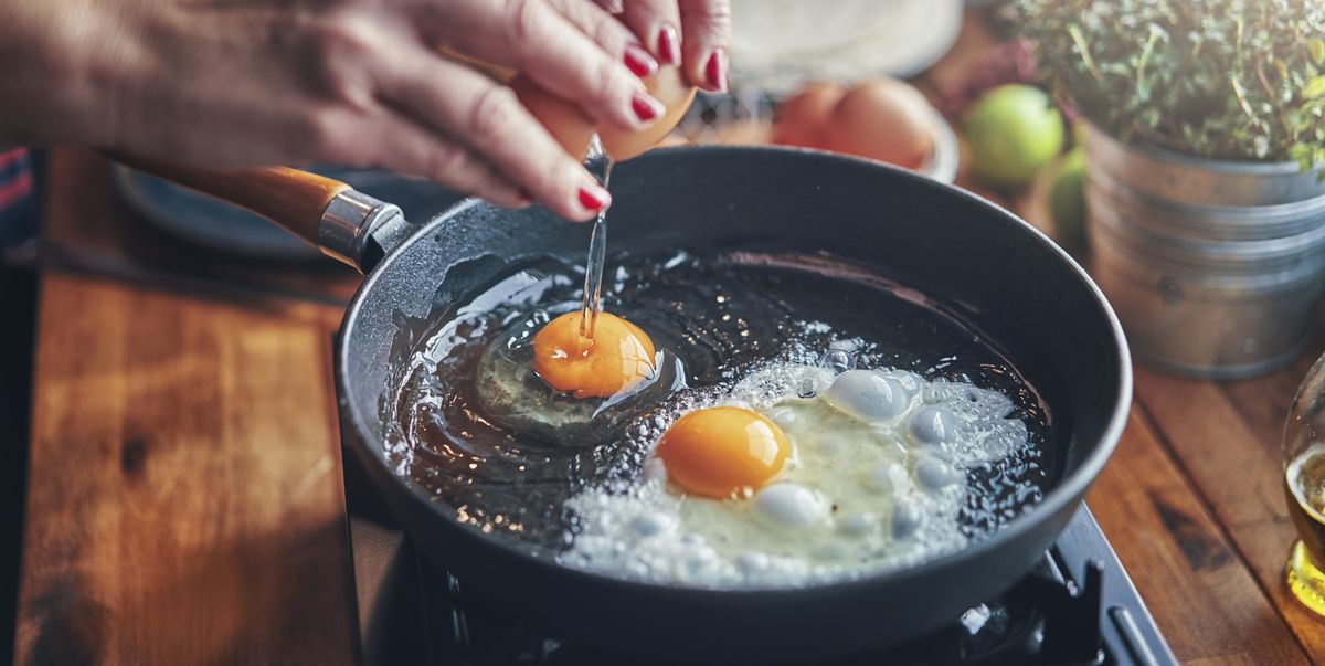 https://hips.hearstapps.com/hmg-prod/images/frying-egg-in-a-cooking-pan-in-domestic-kitchen-royalty-free-image-1129381764-1566925040.jpg?crop=1.00xw:0.753xh;0,0.233xh&resize=1200:*