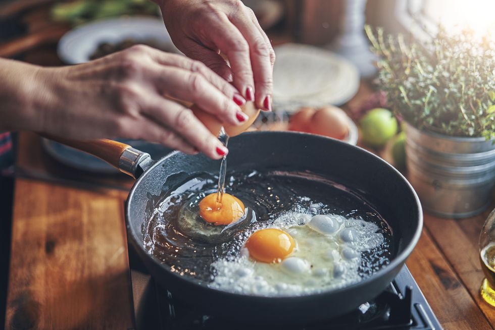 Eier in einer Kochpfanne in der heimischen Küche braten