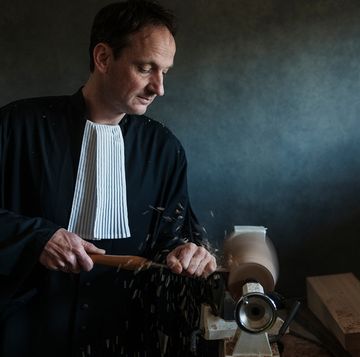 voormalig advocaat willem jonkers, in toga, hout aan het bewerkt