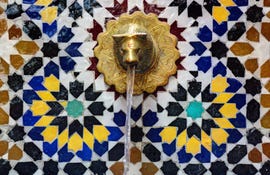 fuente con revestimiento zellige inspirada en la alhambra de granada