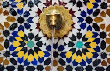 fuente con revestimiento zellige inspirada en la alhambra de granada