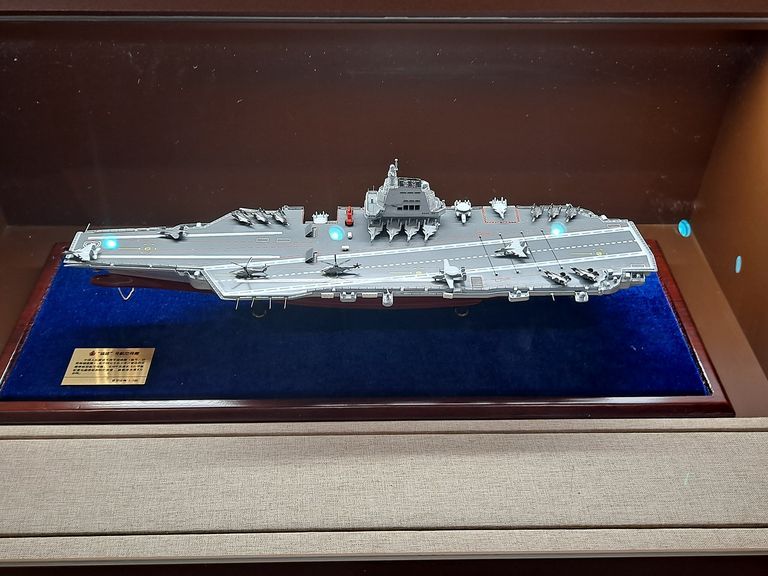 un modello di portaerei Fujian