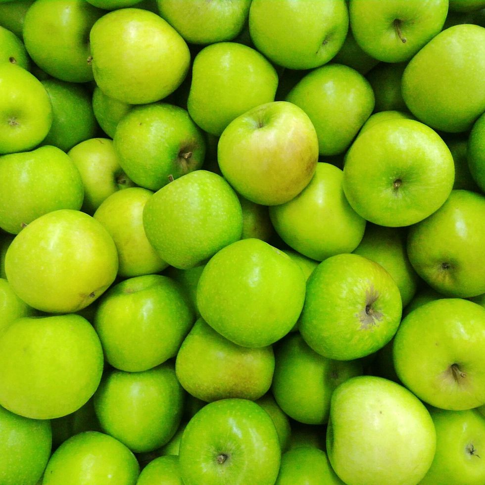 https://hips.hearstapps.com/hmg-prod/images/full-frame-shot-of-granny-smith-apples-royalty-free-image-1627315895.jpg?crop=0.75xw:1xh;center,top&resize=980:*