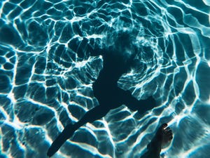 sombra de una persona haciendo ejercicio en la piscina