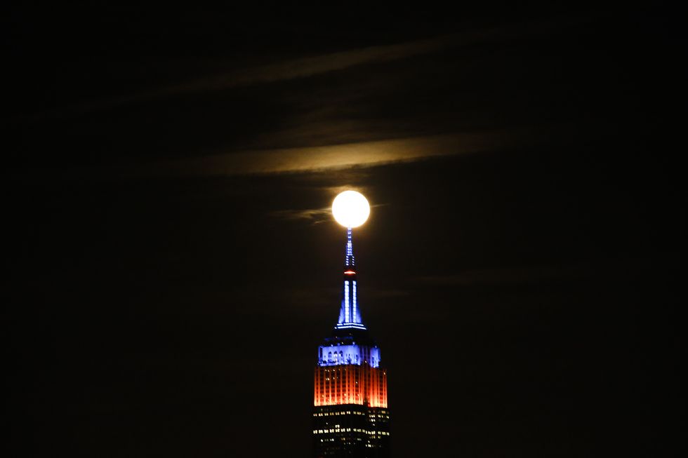 Full Hunter's Super Moon Rises Behind New York City