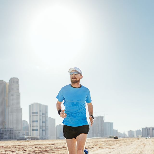 hombre corriendo con calor