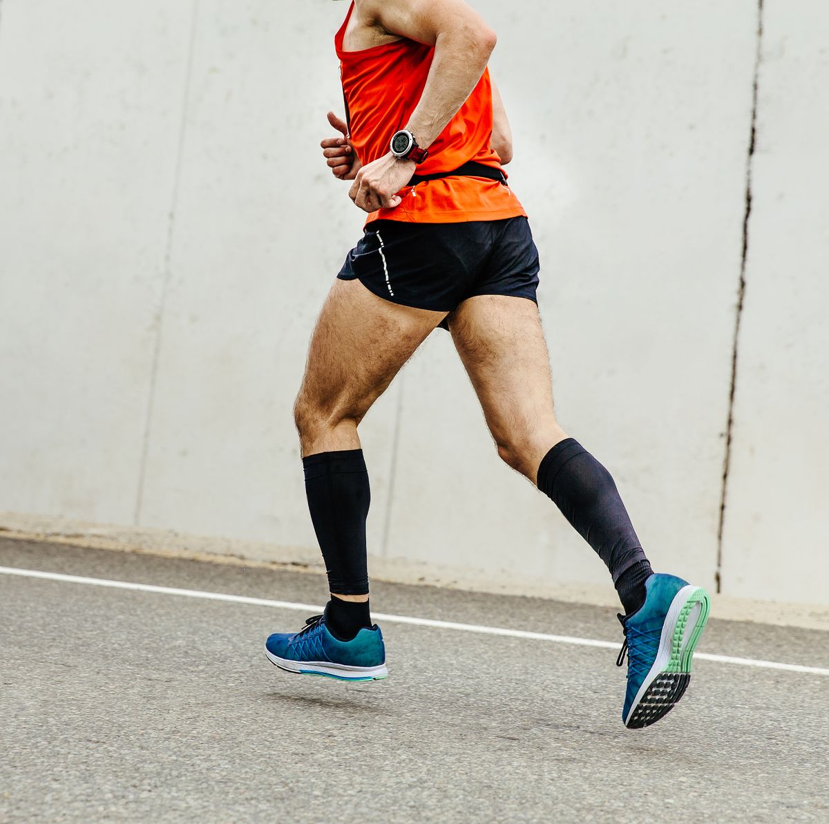 Zapatos para correr piernas o mujer negra en entrenamiento de descanso o  ejercicio de maratón en