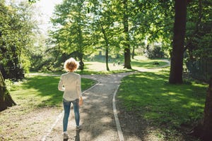 vrouw wandelt door park