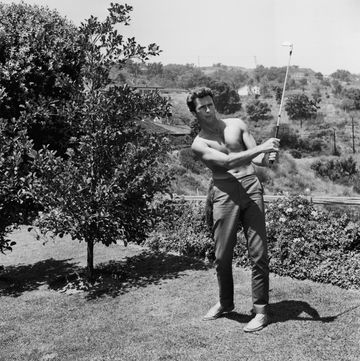 vintage celebs playing sports   clint eastwood plays golf