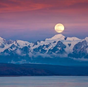 Volle maan boven het Titicacameer tussen Peru en Bolivia volle maan boven het titicacameer tussen peru en bolivia