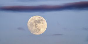 月の満ち欠けによって、毎日違う顔を見せてくれる「月」。馴染みがある月がまったく見えない新月や綺麗な三日月、大きな満月などだけでなく、「スーパームーン」という名前を聞いたことがある人も多いはず﻿﻿。今回は、そもそものスーパームーン定義や通常の満月・新月との違い、2023年に見ることができる日をご紹介！
