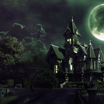 luna llena sobre una casa abandonada