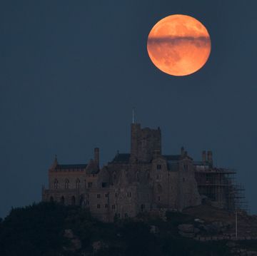 strawberry moon rises over st michael's mount